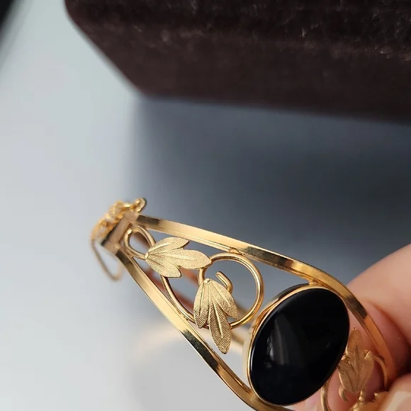 Vintage Gold and Black Bracelet - Picture 4 of 16